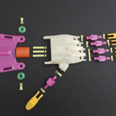 une main Phoenix imprimée en 3D dispositif e-Nable vision éclatée non assemblée