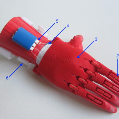 photo d'une main de test e-Nable imprimée en 3D avec des indicateurs 