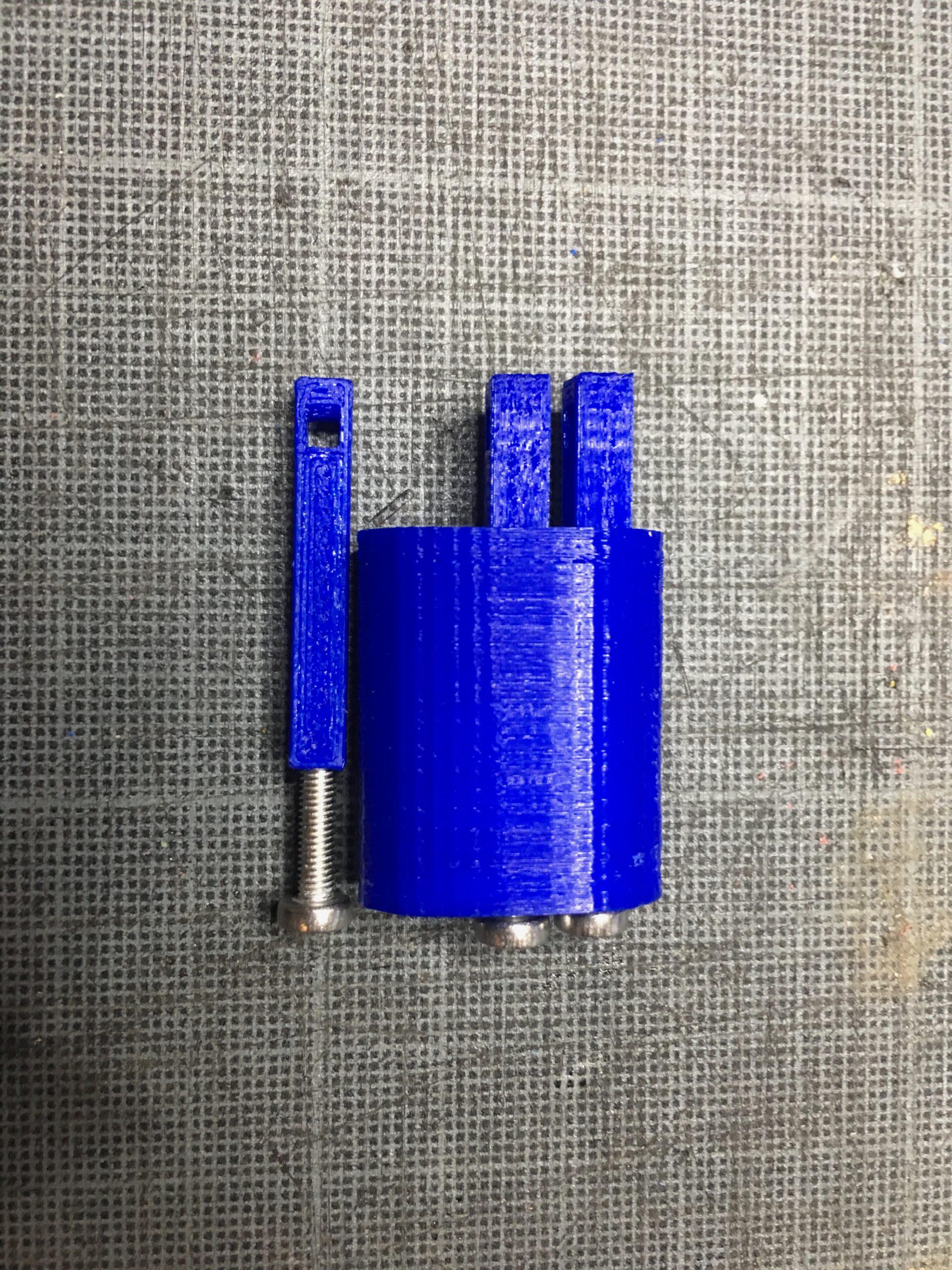 photo 1 du tensionneur à trois pins utilisé pour la fabrication de l'appareil e-Nable