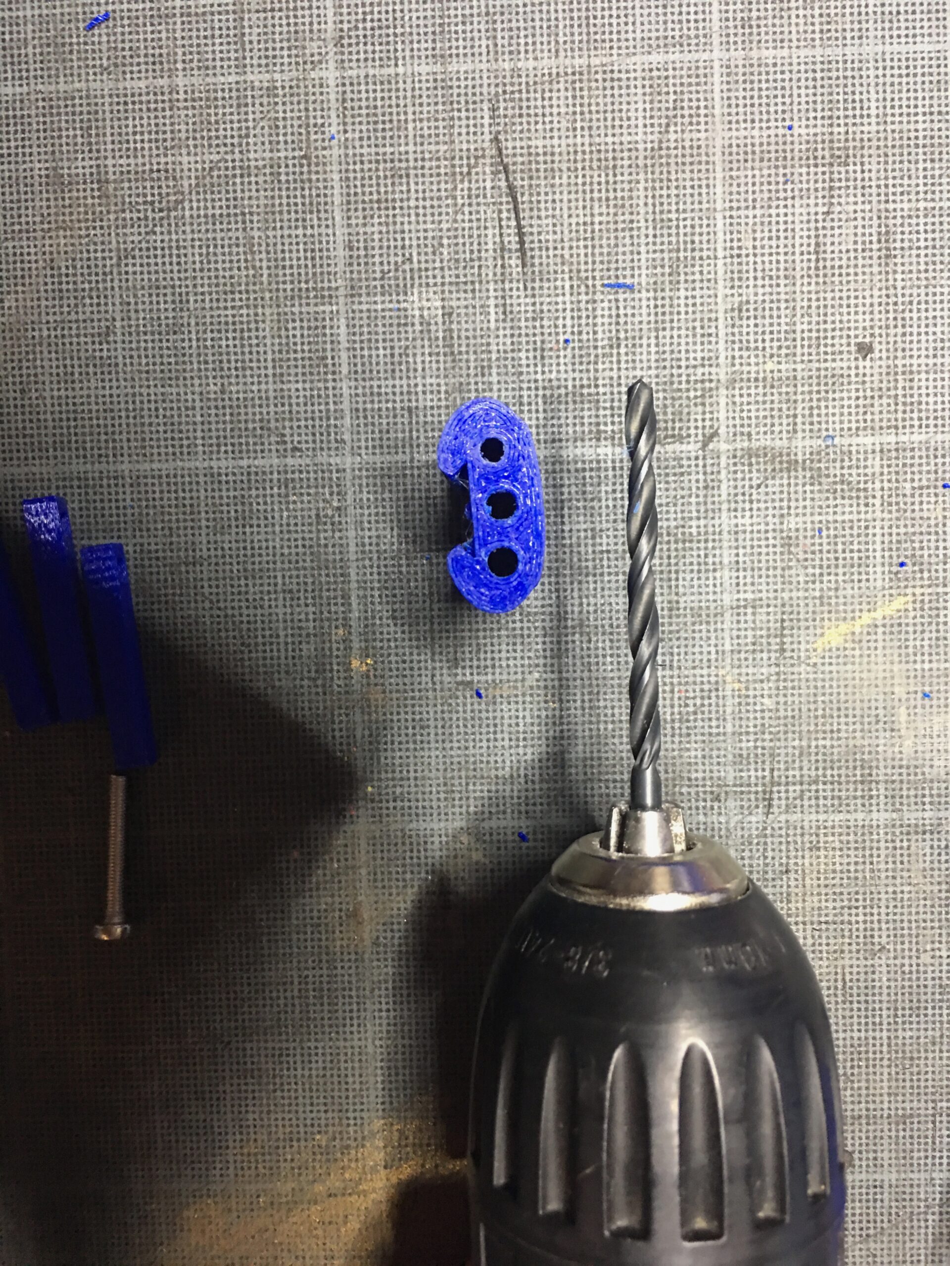 photo 2 du tensionneur à trois pins utilisé pour la fabrication de l'appareil e-Nable