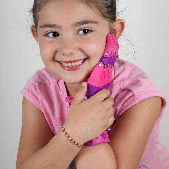 petite fille qui a reçu une prothèse main 3D e-nable